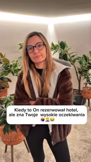 Joanna Koroniewska Instagram - Jakie są wasze oczekiwania, jeśli chodzi o miejscówkę w podróży? Co jest Waszym must have?🤔 Asi nie jest łatwo dogodzić i to jest odwieczna zmora Dowbora🫣😀 Tym razem, jak widać, się udało, ale stresik był!😰😂 Dziś możemy ogłosić, że zostaliśmy dumnymi ambasadorami eSky.pl, tak więc od teraz planowanie z nimi wakacji i city break’ów będzie o wiele łatwiejsze! Znacie eSky.pl? Korzystacie z ich usług?🤩. [REKLAMA] eSky.pl