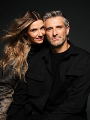 Joanna Koroniewska Instagram - Bez photoshopa. 
Bez poprawek. Piękne światło. Super fotograf. 
@martawojtal dzięki za 15 minutową sesję, która zostanie z nami na zawsze! 
Niestety wbrew panującym opiniom nie mamy zbyt dużo wspólnych zdjęć. 🙏😂📸❤️
Jakoś tak nam z nimi nie po drodze. A Wy? Macie dużo wspólnych ujęć? 
Która fota jest Wasza ulubioną?! Moja chyba 2!! 😂🤦‍♀️