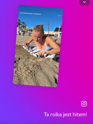 Joanna Koroniewska Instagram - Kochane! 
Nasza wspólna wczorajsza rolka w dobę osiągała Ponad 10 milionów wyświetleń!!! I dobrze wiemy dlaczego! Internet potrzebuje takich treści!!! 

Kochane! Pamietajcie ! Jesteście piękne! Zostawmy nasze piersi w spokoju! Właściwie „ zostawcie “- powinien to być tekst skierowany do niektórych mężczyzn  bo akurat Ci nasi- są turbo wspierający! 🍒❤️❤️💋

Znalazłyśmy z @dotindotin w końcu coś co nas łączy. 😂😜 Właściwie ona znalazła. Duże nosy. Ja mam nawet większy. Mamy  też duże stopy. Ja chyba też bardziej spore. 😂🔥 
Jedno jest pewne. Mimo, że wciąż pracujemy nad sobą ,znamy już swoje lepsze i gorsze strony to najistotniejszy jest fakt, że jesteśmy wszystkie TAKIE same bez wyjątku! 

Pamiętajcie o tym kochane! Każda z nas ma lepsze i gorsze dni! Każda z nas bez makeupu i filtrów i dobrego światła nie wygląda wcale najkorzystniej. 

Każda z nas ma prawo się malować wychodząc do sklepu po bułki. Ale też każda z nas ma prawo czesać się  tylko raz dziennie . 
Każda z nas ma prawo poprawiać swoją urodę jeśli czuje taką potrzebę ,ale jeśli tego nie robi to nie oznacza, że o siebie nie dba.

Litości kochani! W dobie ciągłych ocen i  często wręcz obsesyjnym dochodzeniu do perfekcji tylko dystans nas uratuje. 
I NA KONIEC.
Nic bez nich. Ale też i wiele dla siebie. 
Nie pokochasz kogoś innego jeśli nie kochasz siebie. ❤️🔥