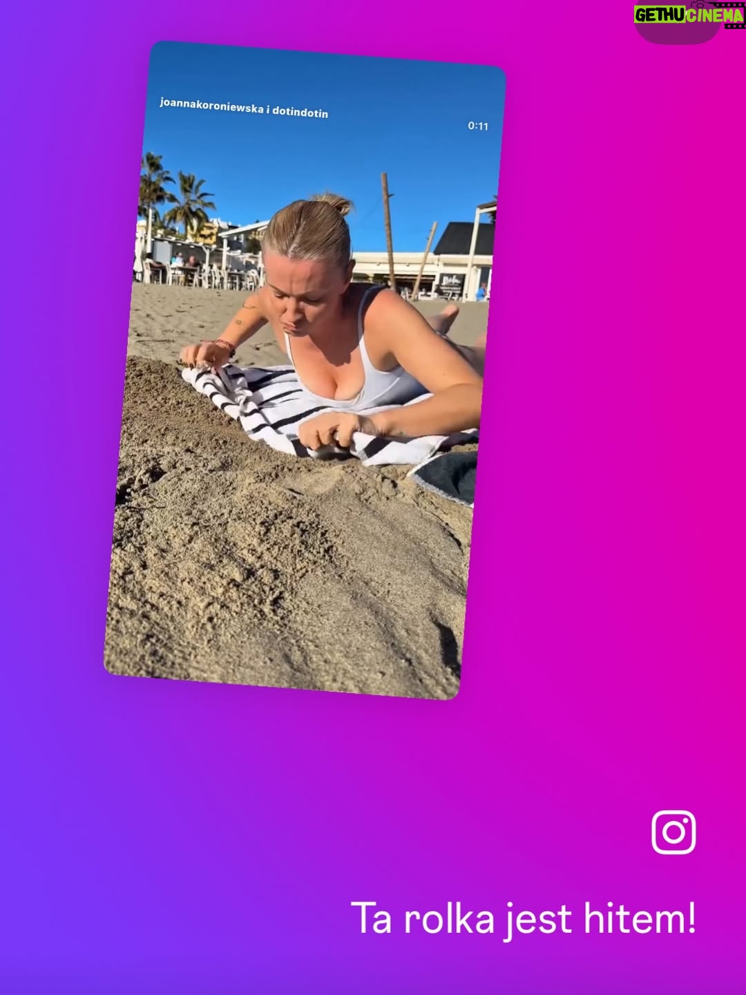 Joanna Koroniewska - 73.3K Likes - Kochane! 
Nasza wspólna wczorajsza rolka w dobę osiągała Ponad 10 milionów wyświetleń!!! I dobrze wiemy dlaczego! Internet potrzebuje takich treści!!! 

Kochane! Pamietajcie ! Jesteście piękne! Zostawmy nasze piersi w spokoju! Właściwie „ zostawcie “- powinien to być tekst skierowany do niektórych mężczyzn  bo akurat Ci nasi- są turbo wspierający! 🍒❤️❤️💋

Znalazłyśmy z @dotindotin w końcu coś co nas łączy. 😂😜 Właściwie ona znalazła. Duże nosy. Ja mam nawet większy. Mamy  też duże stopy. Ja chyba też bardziej spore. 😂🔥 
Jedno jest pewne. Mimo, że wciąż pracujemy nad sobą ,znamy już swoje lepsze i gorsze strony to najistotniejszy jest fakt, że jesteśmy wszystkie TAKIE same bez wyjątku! 

Pamiętajcie o tym kochane! Każda z nas ma lepsze i gorsze dni! Każda z nas bez makeupu i filtrów i dobrego światła nie wygląda wcale najkorzystniej. 

Każda z nas ma prawo się malować wychodząc do sklepu po bułki. Ale też każda z nas ma prawo czesać się  tylko raz dziennie . 
Każda z nas ma prawo poprawiać swoją urodę jeśli czuje taką potrzebę ,ale jeśli tego nie robi to nie oznacza, że o siebie nie dba.

Litości kochani! W dobie ciągłych ocen i  często wręcz obsesyjnym dochodzeniu do perfekcji tylko dystans nas uratuje. 
I NA KONIEC.
Nic bez nich. Ale też i wiele dla siebie. 
Nie pokochasz kogoś innego jeśli nie kochasz siebie. ❤️🔥