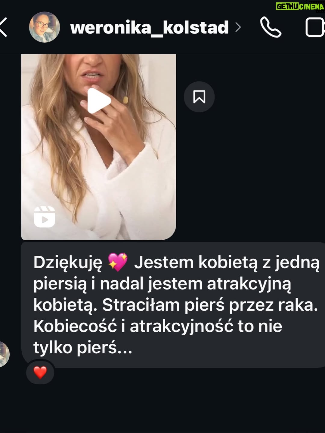 Joanna Koroniewska - 73.3K Likes - Kochane! 
Nasza wspólna wczorajsza rolka w dobę osiągała Ponad 10 milionów wyświetleń!!! I dobrze wiemy dlaczego! Internet potrzebuje takich treści!!! 

Kochane! Pamietajcie ! Jesteście piękne! Zostawmy nasze piersi w spokoju! Właściwie „ zostawcie “- powinien to być tekst skierowany do niektórych mężczyzn  bo akurat Ci nasi- są turbo wspierający! 🍒❤️❤️💋

Znalazłyśmy z @dotindotin w końcu coś co nas łączy. 😂😜 Właściwie ona znalazła. Duże nosy. Ja mam nawet większy. Mamy  też duże stopy. Ja chyba też bardziej spore. 😂🔥 
Jedno jest pewne. Mimo, że wciąż pracujemy nad sobą ,znamy już swoje lepsze i gorsze strony to najistotniejszy jest fakt, że jesteśmy wszystkie TAKIE same bez wyjątku! 

Pamiętajcie o tym kochane! Każda z nas ma lepsze i gorsze dni! Każda z nas bez makeupu i filtrów i dobrego światła nie wygląda wcale najkorzystniej. 

Każda z nas ma prawo się malować wychodząc do sklepu po bułki. Ale też każda z nas ma prawo czesać się  tylko raz dziennie . 
Każda z nas ma prawo poprawiać swoją urodę jeśli czuje taką potrzebę ,ale jeśli tego nie robi to nie oznacza, że o siebie nie dba.

Litości kochani! W dobie ciągłych ocen i  często wręcz obsesyjnym dochodzeniu do perfekcji tylko dystans nas uratuje. 
I NA KONIEC.
Nic bez nich. Ale też i wiele dla siebie. 
Nie pokochasz kogoś innego jeśli nie kochasz siebie. ❤️🔥