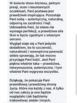 Joanna Koroniewska Instagram - Kochane! 
Nasza wspólna wczorajsza rolka w dobę osiągała Ponad 10 milionów wyświetleń!!! I dobrze wiemy dlaczego! Internet potrzebuje takich treści!!! 

Kochane! Pamietajcie ! Jesteście piękne! Zostawmy nasze piersi w spokoju! Właściwie „ zostawcie “- powinien to być tekst skierowany do niektórych mężczyzn  bo akurat Ci nasi- są turbo wspierający! 🍒❤️❤️💋

Znalazłyśmy z @dotindotin w końcu coś co nas łączy. 😂😜 Właściwie ona znalazła. Duże nosy. Ja mam nawet większy. Mamy  też duże stopy. Ja chyba też bardziej spore. 😂🔥 
Jedno jest pewne. Mimo, że wciąż pracujemy nad sobą ,znamy już swoje lepsze i gorsze strony to najistotniejszy jest fakt, że jesteśmy wszystkie TAKIE same bez wyjątku! 

Pamiętajcie o tym kochane! Każda z nas ma lepsze i gorsze dni! Każda z nas bez makeupu i filtrów i dobrego światła nie wygląda wcale najkorzystniej. 

Każda z nas ma prawo się malować wychodząc do sklepu po bułki. Ale też każda z nas ma prawo czesać się  tylko raz dziennie . 
Każda z nas ma prawo poprawiać swoją urodę jeśli czuje taką potrzebę ,ale jeśli tego nie robi to nie oznacza, że o siebie nie dba.

Litości kochani! W dobie ciągłych ocen i  często wręcz obsesyjnym dochodzeniu do perfekcji tylko dystans nas uratuje. 
I NA KONIEC.
Nic bez nich. Ale też i wiele dla siebie. 
Nie pokochasz kogoś innego jeśli nie kochasz siebie. ❤️🔥