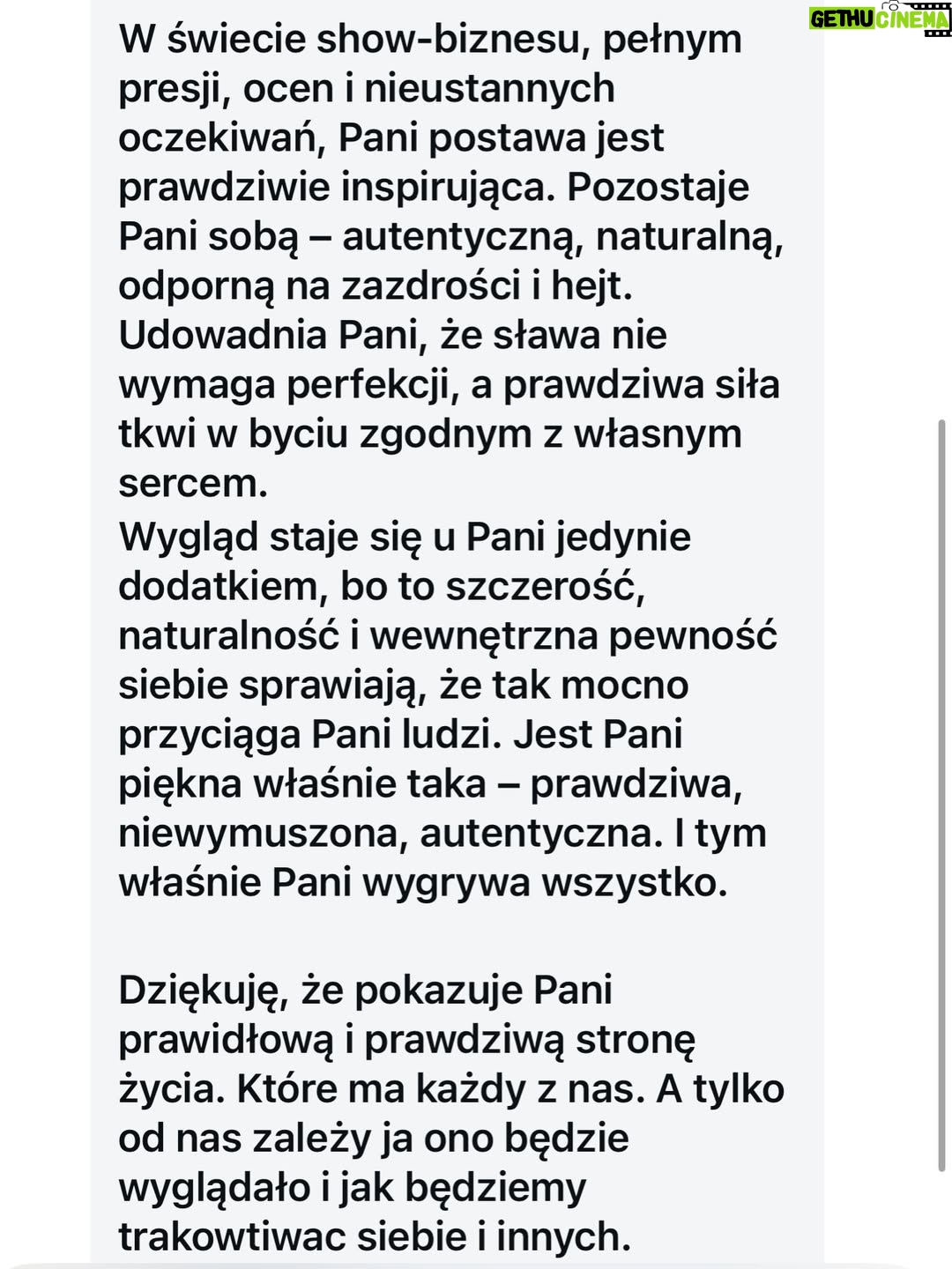 Joanna Koroniewska - 73.3K Likes - Kochane! 
Nasza wspólna wczorajsza rolka w dobę osiągała Ponad 10 milionów wyświetleń!!! I dobrze wiemy dlaczego! Internet potrzebuje takich treści!!! 

Kochane! Pamietajcie ! Jesteście piękne! Zostawmy nasze piersi w spokoju! Właściwie „ zostawcie “- powinien to być tekst skierowany do niektórych mężczyzn  bo akurat Ci nasi- są turbo wspierający! 🍒❤️❤️💋

Znalazłyśmy z @dotindotin w końcu coś co nas łączy. 😂😜 Właściwie ona znalazła. Duże nosy. Ja mam nawet większy. Mamy  też duże stopy. Ja chyba też bardziej spore. 😂🔥 
Jedno jest pewne. Mimo, że wciąż pracujemy nad sobą ,znamy już swoje lepsze i gorsze strony to najistotniejszy jest fakt, że jesteśmy wszystkie TAKIE same bez wyjątku! 

Pamiętajcie o tym kochane! Każda z nas ma lepsze i gorsze dni! Każda z nas bez makeupu i filtrów i dobrego światła nie wygląda wcale najkorzystniej. 

Każda z nas ma prawo się malować wychodząc do sklepu po bułki. Ale też każda z nas ma prawo czesać się  tylko raz dziennie . 
Każda z nas ma prawo poprawiać swoją urodę jeśli czuje taką potrzebę ,ale jeśli tego nie robi to nie oznacza, że o siebie nie dba.

Litości kochani! W dobie ciągłych ocen i  często wręcz obsesyjnym dochodzeniu do perfekcji tylko dystans nas uratuje. 
I NA KONIEC.
Nic bez nich. Ale też i wiele dla siebie. 
Nie pokochasz kogoś innego jeśli nie kochasz siebie. ❤️🔥