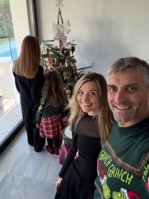 Joanna Koroniewska Instagram - Kochani! 🎄 
Cudownych, spokojnych, zdrowych, rodzinnych Świąt! Dla Wszystkich! ❤️
Niech ten czas będzie pełen spokoju, bliskości i prawdziwych rozmów.
Niech dom wypełni ciepło, a serca – wdzięczność za to, co najważniejsze ❤️
W Polsce jest podobno dzisiaj -7 stopni, ale tutaj głównie leje i jest z 10 stopni więc nie macie czego nam zazdrościć! 😂😎 🌴
Zresztą nieważne GDZIE Święta, ważne, że z najbliższymi! ❤️
Kochani! Całujemy ogromnie mocno!