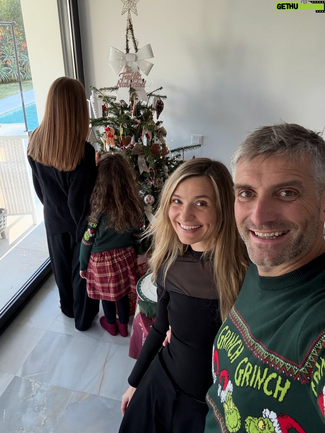 Joanna Koroniewska - 55.9K Likes - Kochani! 🎄 
Cudownych, spokojnych, zdrowych, rodzinnych Świąt! Dla Wszystkich! ❤️
Niech ten czas będzie pełen spokoju, bliskości i prawdziwych rozmów.
Niech dom wypełni ciepło, a serca – wdzięczność za to, co najważniejsze ❤️
W Polsce jest podobno dzisiaj -7 stopni, ale tutaj głównie leje i jest z 10 stopni więc nie macie czego nam zazdrościć! 😂😎 🌴
Zresztą nieważne GDZIE Święta, ważne, że z najbliższymi! ❤️
Kochani! Całujemy ogromnie mocno!