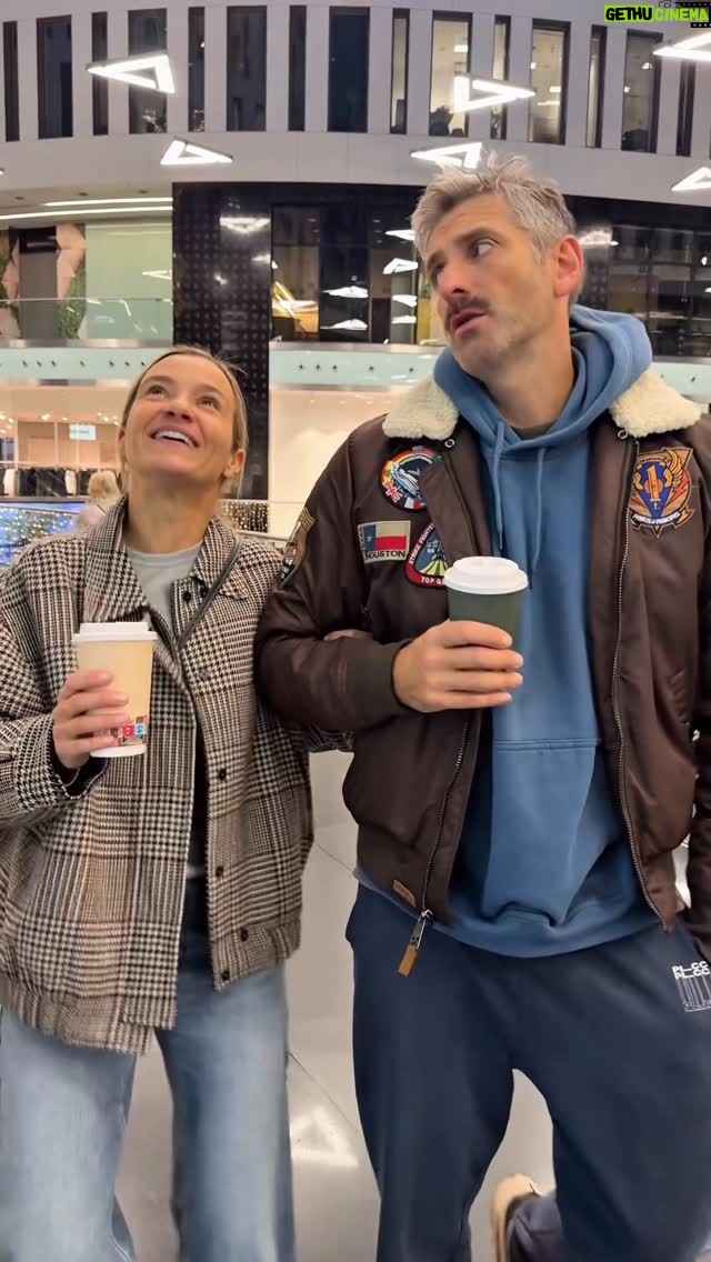 Joanna Koroniewska - 21.1K Likes - Wiecie, że podobno są ludzie, którzy potrafią wejść do sklepu, kupić to, po co przyszli, i wyjść? 🤭😂 My ich podziwiamy. Z daleka. Jak rzadki gatunek.
Bo u nas wygląda to tak: jedno z nas mówi „tylko zajrzymy”, a drugie po trzech minutach analizuje zapach świeczki, jednocześnie testując trzy kremy naraz — balansując na granicy rozsądku  i zakupów impulsywnych 😂
A w sklepach Ziaja Dla Ciebie, gdzie znajdziecie gotowe zestawy prezentowe , wcale nam nie było łatwiej😃 Bez trudu, przy pomocy pani konsultantki skompletowaliśmy zestawy dla córek, Babci, paru znajomych, sąsiadów, trenera tenisa, koleżanki, z którą nie widzieliśmy się od lat, 6 zestawów dla Macieja i tylko o jeden mniej dla Mnie 😂  I tak, odwiedzając półkę po półce, przeoczyliśmy moment, kiedy to nie my wybieraliśmy zestawy, ale zestawy wybierały nas😍
[reklama]