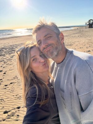 Joanna Koroniewska Instagram - 2,5 dnia słońca i jeszcze tylko we dwoje ( no prawie… bo widzieliście kto się nam napatoczył🤦‍♀️🫣) 
czy można chcieć czegoś więcej na początku grudnia ?! ❤️🌴🔥
A teraz przedświąteczna gonitwa. 😂😂🫣🎄
Już nie możemy się doczekać ! 😂😂😜🤯