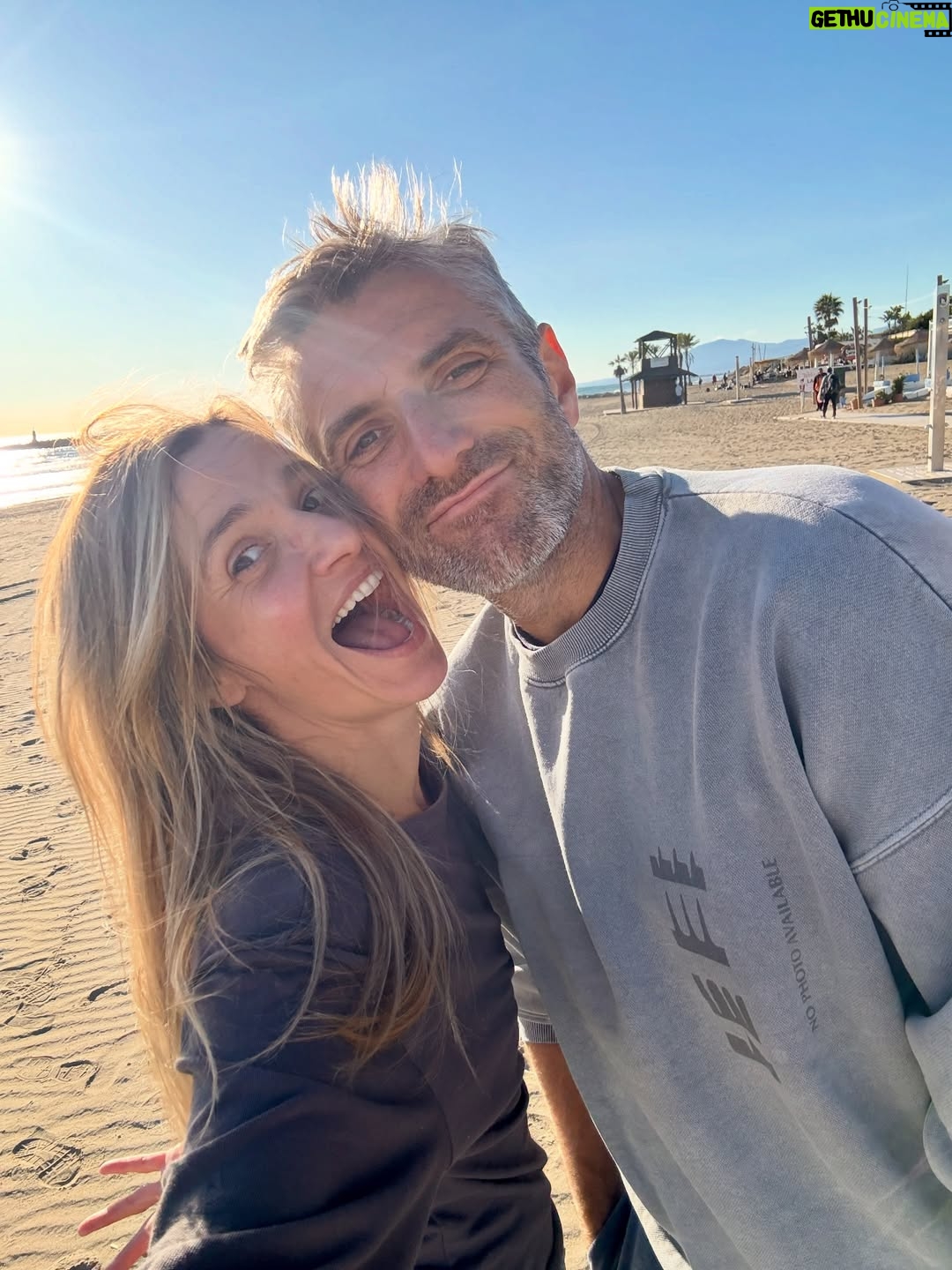Joanna Koroniewska - 36.3K Likes - 2,5 dnia słońca i jeszcze tylko we dwoje ( no prawie… bo widzieliście kto się nam napatoczył🤦‍♀️🫣) 
czy można chcieć czegoś więcej na początku grudnia ?! ❤️🌴🔥
A teraz przedświąteczna gonitwa. 😂😂🫣🎄
Już nie możemy się doczekać ! 😂😂😜🤯