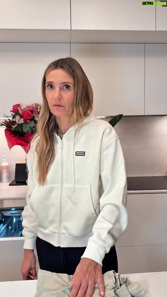 Joanna Koroniewska - 34.2K Likes - Pozwolić mu na to siku ?! Czy nie??🤔😂