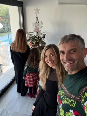 Joanna Koroniewska Instagram - Kochani! 🎄 
Cudownych, spokojnych, zdrowych, rodzinnych Świąt! Dla Wszystkich! ❤️
Niech ten czas będzie pełen spokoju, bliskości i prawdziwych rozmów.
Niech dom wypełni ciepło, a serca – wdzięczność za to, co najważniejsze ❤️
W Polsce jest podobno dzisiaj -7 stopni, ale tutaj głównie leje i jest z 10 stopni więc nie macie czego nam zazdrościć! 😂😎 🌴
Zresztą nieważne GDZIE Święta, ważne, że z najbliższymi! ❤️
Kochani! Całujemy ogromnie mocno!