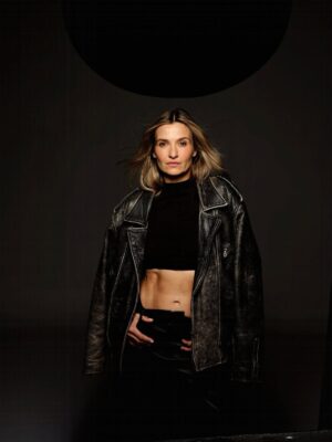 Joanna Koroniewska Instagram - Pytanie zasadnicze? Która fota najlepsza i które z nas jest tak naprawdę bardziej DOINWESTOWANE?😂🤔📸

Razem z @maciej_dowbor  dziękujemy @martawojtal za turbo szybką sesję! 🔥 Jesteś petardą! 🧨❤️🥰
Praca z Tobą to czysta przyjemność! 🥰😘👌
