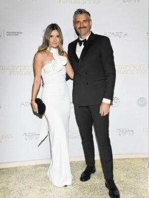 Joanna Koroniewska Instagram - To był piękny trzynasty już charytatywny Bal TVN. Jesteśmy zaszczyceni, że kolejny rok możemy z @maciej_dowbor brać w nim udział. 

Jeszcze bardziej dlatego, że na tym Balu wydarzyło się coś dla nas ogromnie ważnego. 🥺
Razem z @kasiakolendazaleska i @pkrupinska  dołożyłyśmy naszą cegiełkę do tego ważnego celu jakim jest walka z kryzysem zdrowia psychicznego dzieci o młodzieży. 🥺 
Na tym NA pewno nie skończymy! 🤍🥺

Fundacja zebrała w tym roku 5 mln 370 złotych! 🤍

Można się pięknie jednoczyć. Mimo różnic, na przekór poglądom, przekonaniom. 
Ja jestem w takich chwilach szczęśliwa i ogromnie zbudowana tym, że z @maciej_dowbor w tym wyjątkowym momencie możemy być RAZEM.🥺🤍

Źródło zdjęć TVN.
A moment wygranej przez nas licytacji uwieczniła kochana @anita_werner_official !🤍
 
Po raz kolejny dziękuję @gosiabryla_makeup 🤍🤍 i @magdajagnicka 🤍🤍 za całokształt! I mój look! 

#baltvn #wimfisette igaświątek
