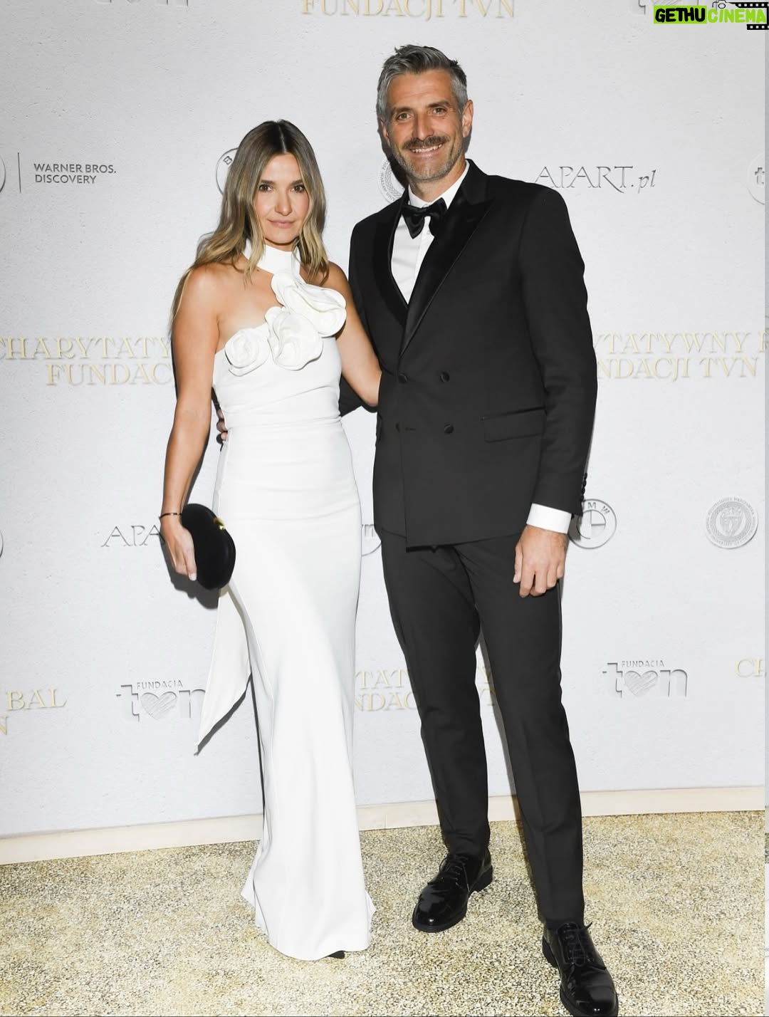 Joanna Koroniewska - 44.8K Likes - To był piękny trzynasty już charytatywny Bal TVN. Jesteśmy zaszczyceni, że kolejny rok możemy z @maciej_dowbor brać w nim udział. 

Jeszcze bardziej dlatego, że na tym Balu wydarzyło się coś dla nas ogromnie ważnego. 🥺
Razem z @kasiakolendazaleska i @pkrupinska  dołożyłyśmy naszą cegiełkę do tego ważnego celu jakim jest walka z kryzysem zdrowia psychicznego dzieci o młodzieży. 🥺 
Na tym NA pewno nie skończymy! 🤍🥺

Fundacja zebrała w tym roku 5 mln 370 złotych! 🤍

Można się pięknie jednoczyć. Mimo różnic, na przekór poglądom, przekonaniom. 
Ja jestem w takich chwilach szczęśliwa i ogromnie zbudowana tym, że z @maciej_dowbor w tym wyjątkowym momencie możemy być RAZEM.🥺🤍

Źródło zdjęć TVN.
A moment wygranej przez nas licytacji uwieczniła kochana @anita_werner_official !🤍
 
Po raz kolejny dziękuję @gosiabryla_makeup 🤍🤍 i @magdajagnicka 🤍🤍 za całokształt! I mój look! 

#baltvn #wimfisette igaświątek