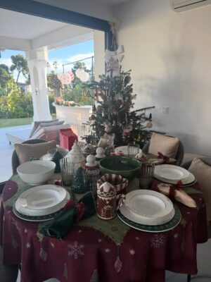 Joanna Koroniewska Instagram - Kochani! 🎄 
Cudownych, spokojnych, zdrowych, rodzinnych Świąt! Dla Wszystkich! ❤️
Niech ten czas będzie pełen spokoju, bliskości i prawdziwych rozmów.
Niech dom wypełni ciepło, a serca – wdzięczność za to, co najważniejsze ❤️
W Polsce jest podobno dzisiaj -7 stopni, ale tutaj głównie leje i jest z 10 stopni więc nie macie czego nam zazdrościć! 😂😎 🌴
Zresztą nieważne GDZIE Święta, ważne, że z najbliższymi! ❤️
Kochani! Całujemy ogromnie mocno!