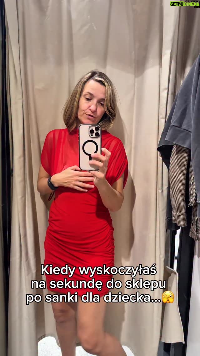 Joanna Koroniewska - 23.7K Likes - Jak myślicie? Którą kreację wybrałam? 😂🫣🤦‍♀️🤷‍♀️ 
Aha i przy okazji, ktoś wie gdzie dostanę sanki? Od ręki 🤔😂