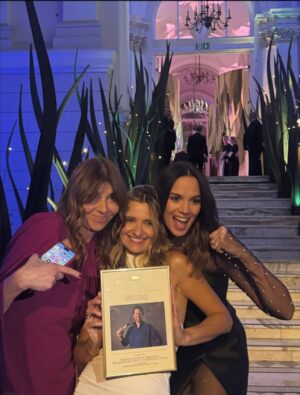 Joanna Koroniewska Instagram - To był piękny trzynasty już charytatywny Bal TVN. Jesteśmy zaszczyceni, że kolejny rok możemy z @maciej_dowbor brać w nim udział. 

Jeszcze bardziej dlatego, że na tym Balu wydarzyło się coś dla nas ogromnie ważnego. 🥺
Razem z @kasiakolendazaleska i @pkrupinska  dołożyłyśmy naszą cegiełkę do tego ważnego celu jakim jest walka z kryzysem zdrowia psychicznego dzieci o młodzieży. 🥺 
Na tym NA pewno nie skończymy! 🤍🥺

Fundacja zebrała w tym roku 5 mln 370 złotych! 🤍

Można się pięknie jednoczyć. Mimo różnic, na przekór poglądom, przekonaniom. 
Ja jestem w takich chwilach szczęśliwa i ogromnie zbudowana tym, że z @maciej_dowbor w tym wyjątkowym momencie możemy być RAZEM.🥺🤍

Źródło zdjęć TVN.
A moment wygranej przez nas licytacji uwieczniła kochana @anita_werner_official !🤍
 
Po raz kolejny dziękuję @gosiabryla_makeup 🤍🤍 i @magdajagnicka 🤍🤍 za całokształt! I mój look! 

#baltvn #wimfisette igaświątek