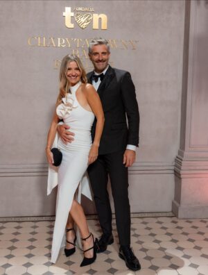 Joanna Koroniewska Instagram - To był piękny trzynasty już charytatywny Bal TVN. Jesteśmy zaszczyceni, że kolejny rok możemy z @maciej_dowbor brać w nim udział. 

Jeszcze bardziej dlatego, że na tym Balu wydarzyło się coś dla nas ogromnie ważnego. 🥺
Razem z @kasiakolendazaleska i @pkrupinska  dołożyłyśmy naszą cegiełkę do tego ważnego celu jakim jest walka z kryzysem zdrowia psychicznego dzieci o młodzieży. 🥺 
Na tym NA pewno nie skończymy! 🤍🥺

Fundacja zebrała w tym roku 5 mln 370 złotych! 🤍

Można się pięknie jednoczyć. Mimo różnic, na przekór poglądom, przekonaniom. 
Ja jestem w takich chwilach szczęśliwa i ogromnie zbudowana tym, że z @maciej_dowbor w tym wyjątkowym momencie możemy być RAZEM.🥺🤍

Źródło zdjęć TVN.
A moment wygranej przez nas licytacji uwieczniła kochana @anita_werner_official !🤍
 
Po raz kolejny dziękuję @gosiabryla_makeup 🤍🤍 i @magdajagnicka 🤍🤍 za całokształt! I mój look! 

#baltvn #wimfisette igaświątek