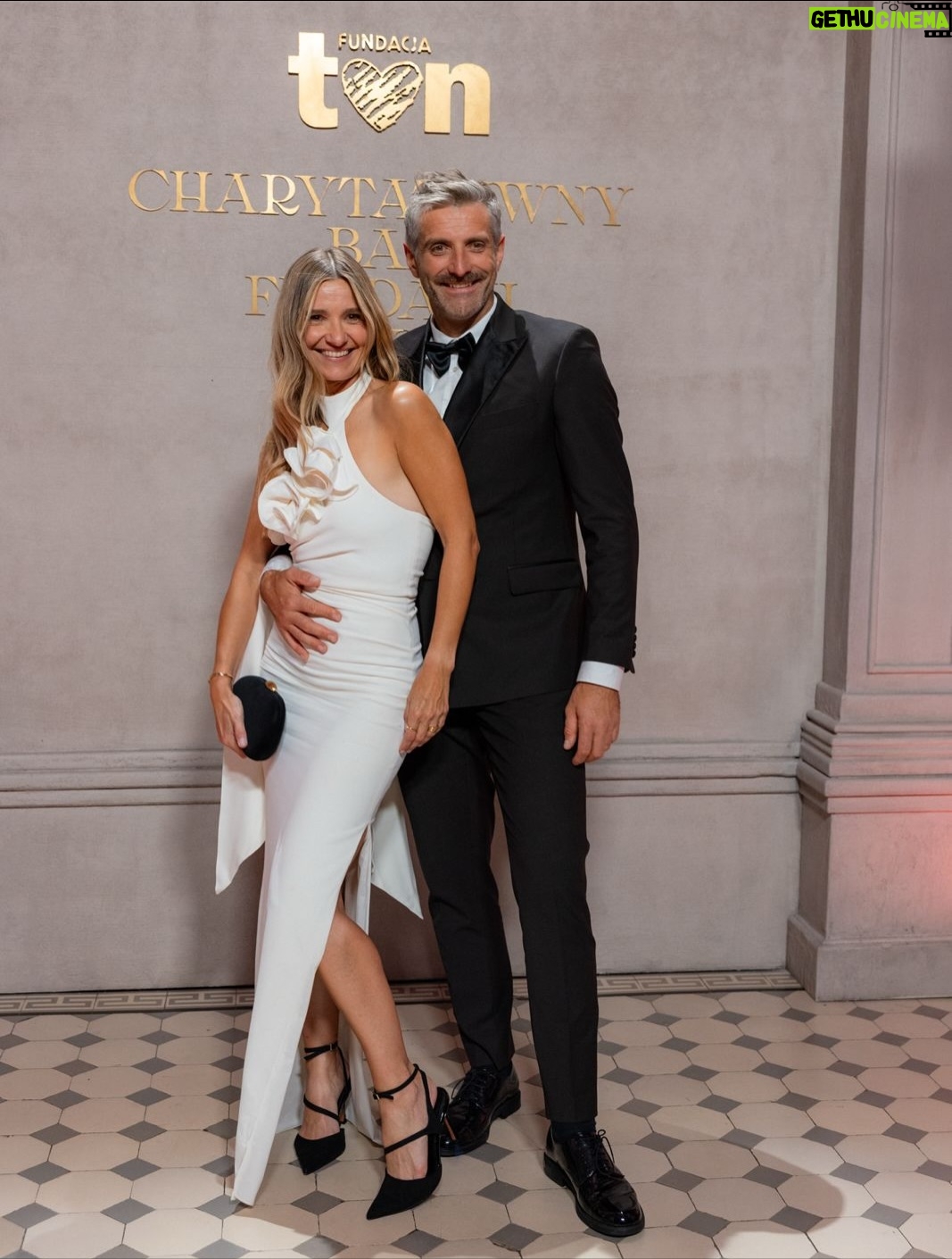 Joanna Koroniewska - 44.8K Likes - To był piękny trzynasty już charytatywny Bal TVN. Jesteśmy zaszczyceni, że kolejny rok możemy z @maciej_dowbor brać w nim udział. 

Jeszcze bardziej dlatego, że na tym Balu wydarzyło się coś dla nas ogromnie ważnego. 🥺
Razem z @kasiakolendazaleska i @pkrupinska  dołożyłyśmy naszą cegiełkę do tego ważnego celu jakim jest walka z kryzysem zdrowia psychicznego dzieci o młodzieży. 🥺 
Na tym NA pewno nie skończymy! 🤍🥺

Fundacja zebrała w tym roku 5 mln 370 złotych! 🤍

Można się pięknie jednoczyć. Mimo różnic, na przekór poglądom, przekonaniom. 
Ja jestem w takich chwilach szczęśliwa i ogromnie zbudowana tym, że z @maciej_dowbor w tym wyjątkowym momencie możemy być RAZEM.🥺🤍

Źródło zdjęć TVN.
A moment wygranej przez nas licytacji uwieczniła kochana @anita_werner_official !🤍
 
Po raz kolejny dziękuję @gosiabryla_makeup 🤍🤍 i @magdajagnicka 🤍🤍 za całokształt! I mój look! 

#baltvn #wimfisette igaświątek