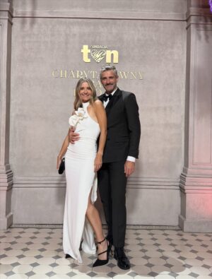 Joanna Koroniewska Instagram - To był piękny trzynasty już charytatywny Bal TVN. Jesteśmy zaszczyceni, że kolejny rok możemy z @maciej_dowbor brać w nim udział. 

Jeszcze bardziej dlatego, że na tym Balu wydarzyło się coś dla nas ogromnie ważnego. 🥺
Razem z @kasiakolendazaleska i @pkrupinska  dołożyłyśmy naszą cegiełkę do tego ważnego celu jakim jest walka z kryzysem zdrowia psychicznego dzieci o młodzieży. 🥺 
Na tym NA pewno nie skończymy! 🤍🥺

Fundacja zebrała w tym roku 5 mln 370 złotych! 🤍

Można się pięknie jednoczyć. Mimo różnic, na przekór poglądom, przekonaniom. 
Ja jestem w takich chwilach szczęśliwa i ogromnie zbudowana tym, że z @maciej_dowbor w tym wyjątkowym momencie możemy być RAZEM.🥺🤍

Źródło zdjęć TVN.
A moment wygranej przez nas licytacji uwieczniła kochana @anita_werner_official !🤍
 
Po raz kolejny dziękuję @gosiabryla_makeup 🤍🤍 i @magdajagnicka 🤍🤍 za całokształt! I mój look! 

#baltvn #wimfisette igaświątek
