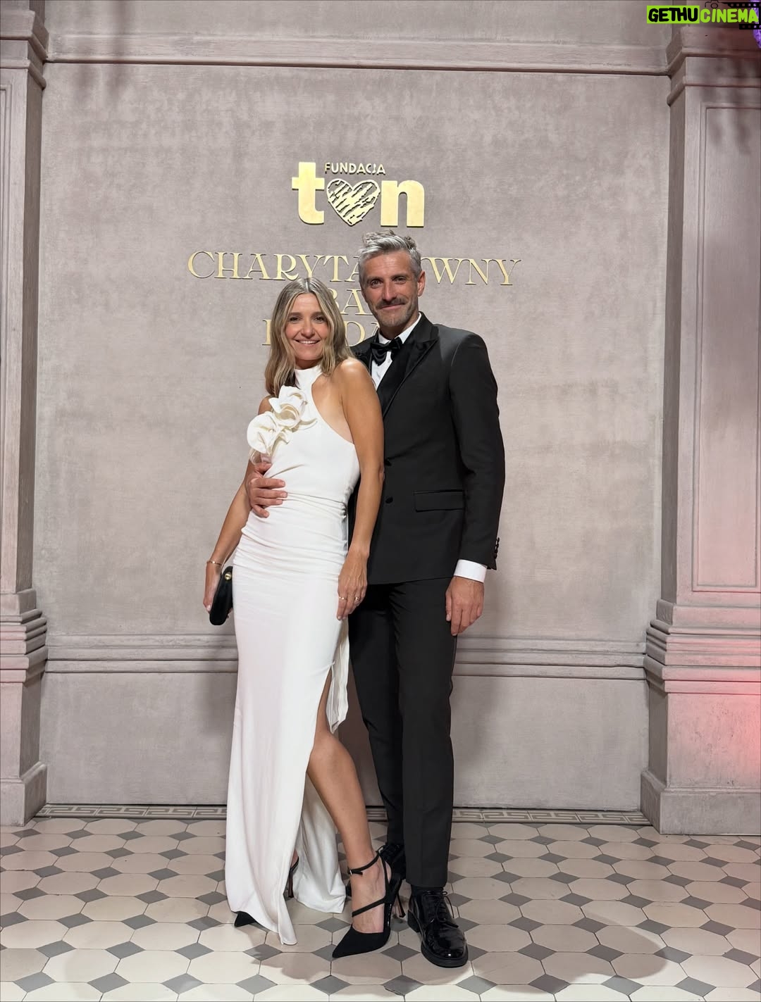 Joanna Koroniewska - 44.8K Likes - To był piękny trzynasty już charytatywny Bal TVN. Jesteśmy zaszczyceni, że kolejny rok możemy z @maciej_dowbor brać w nim udział. 

Jeszcze bardziej dlatego, że na tym Balu wydarzyło się coś dla nas ogromnie ważnego. 🥺
Razem z @kasiakolendazaleska i @pkrupinska  dołożyłyśmy naszą cegiełkę do tego ważnego celu jakim jest walka z kryzysem zdrowia psychicznego dzieci o młodzieży. 🥺 
Na tym NA pewno nie skończymy! 🤍🥺

Fundacja zebrała w tym roku 5 mln 370 złotych! 🤍

Można się pięknie jednoczyć. Mimo różnic, na przekór poglądom, przekonaniom. 
Ja jestem w takich chwilach szczęśliwa i ogromnie zbudowana tym, że z @maciej_dowbor w tym wyjątkowym momencie możemy być RAZEM.🥺🤍

Źródło zdjęć TVN.
A moment wygranej przez nas licytacji uwieczniła kochana @anita_werner_official !🤍
 
Po raz kolejny dziękuję @gosiabryla_makeup 🤍🤍 i @magdajagnicka 🤍🤍 za całokształt! I mój look! 

#baltvn #wimfisette igaświątek