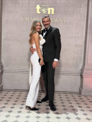Joanna Koroniewska Instagram - To był piękny trzynasty już charytatywny Bal TVN. Jesteśmy zaszczyceni, że kolejny rok możemy z @maciej_dowbor brać w nim udział. 

Jeszcze bardziej dlatego, że na tym Balu wydarzyło się coś dla nas ogromnie ważnego. 🥺
Razem z @kasiakolendazaleska i @pkrupinska  dołożyłyśmy naszą cegiełkę do tego ważnego celu jakim jest walka z kryzysem zdrowia psychicznego dzieci o młodzieży. 🥺 
Na tym NA pewno nie skończymy! 🤍🥺

Fundacja zebrała w tym roku 5 mln 370 złotych! 🤍

Można się pięknie jednoczyć. Mimo różnic, na przekór poglądom, przekonaniom. 
Ja jestem w takich chwilach szczęśliwa i ogromnie zbudowana tym, że z @maciej_dowbor w tym wyjątkowym momencie możemy być RAZEM.🥺🤍

Źródło zdjęć TVN.
A moment wygranej przez nas licytacji uwieczniła kochana @anita_werner_official !🤍
 
Po raz kolejny dziękuję @gosiabryla_makeup 🤍🤍 i @magdajagnicka 🤍🤍 za całokształt! I mój look! 

#baltvn #wimfisette igaświątek