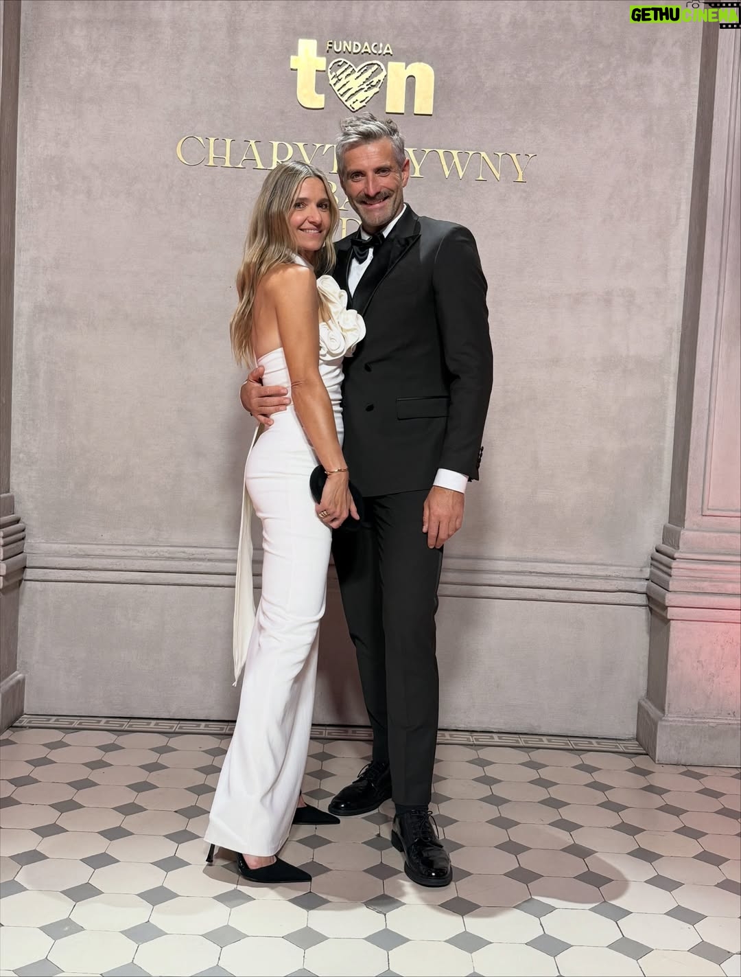 Joanna Koroniewska - 44.8K Likes - To był piękny trzynasty już charytatywny Bal TVN. Jesteśmy zaszczyceni, że kolejny rok możemy z @maciej_dowbor brać w nim udział. 

Jeszcze bardziej dlatego, że na tym Balu wydarzyło się coś dla nas ogromnie ważnego. 🥺
Razem z @kasiakolendazaleska i @pkrupinska  dołożyłyśmy naszą cegiełkę do tego ważnego celu jakim jest walka z kryzysem zdrowia psychicznego dzieci o młodzieży. 🥺 
Na tym NA pewno nie skończymy! 🤍🥺

Fundacja zebrała w tym roku 5 mln 370 złotych! 🤍

Można się pięknie jednoczyć. Mimo różnic, na przekór poglądom, przekonaniom. 
Ja jestem w takich chwilach szczęśliwa i ogromnie zbudowana tym, że z @maciej_dowbor w tym wyjątkowym momencie możemy być RAZEM.🥺🤍

Źródło zdjęć TVN.
A moment wygranej przez nas licytacji uwieczniła kochana @anita_werner_official !🤍
 
Po raz kolejny dziękuję @gosiabryla_makeup 🤍🤍 i @magdajagnicka 🤍🤍 za całokształt! I mój look! 

#baltvn #wimfisette igaświątek