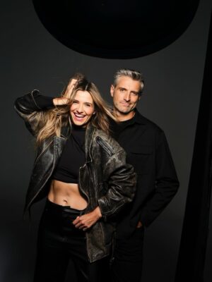 Joanna Koroniewska Instagram - Bez photoshopa. 
Bez poprawek. Piękne światło. Super fotograf. 
@martawojtal dzięki za 15 minutową sesję, która zostanie z nami na zawsze! 
Niestety wbrew panującym opiniom nie mamy zbyt dużo wspólnych zdjęć. 🙏😂📸❤️
Jakoś tak nam z nimi nie po drodze. A Wy? Macie dużo wspólnych ujęć? 
Która fota jest Wasza ulubioną?! Moja chyba 2!! 😂🤦‍♀️