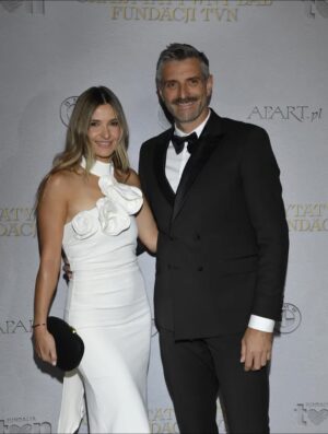 Joanna Koroniewska Instagram - To był piękny trzynasty już charytatywny Bal TVN. Jesteśmy zaszczyceni, że kolejny rok możemy z @maciej_dowbor brać w nim udział. 

Jeszcze bardziej dlatego, że na tym Balu wydarzyło się coś dla nas ogromnie ważnego. 🥺
Razem z @kasiakolendazaleska i @pkrupinska  dołożyłyśmy naszą cegiełkę do tego ważnego celu jakim jest walka z kryzysem zdrowia psychicznego dzieci o młodzieży. 🥺 
Na tym NA pewno nie skończymy! 🤍🥺

Fundacja zebrała w tym roku 5 mln 370 złotych! 🤍

Można się pięknie jednoczyć. Mimo różnic, na przekór poglądom, przekonaniom. 
Ja jestem w takich chwilach szczęśliwa i ogromnie zbudowana tym, że z @maciej_dowbor w tym wyjątkowym momencie możemy być RAZEM.🥺🤍

Źródło zdjęć TVN.
A moment wygranej przez nas licytacji uwieczniła kochana @anita_werner_official !🤍
 
Po raz kolejny dziękuję @gosiabryla_makeup 🤍🤍 i @magdajagnicka 🤍🤍 za całokształt! I mój look! 

#baltvn #wimfisette igaświątek