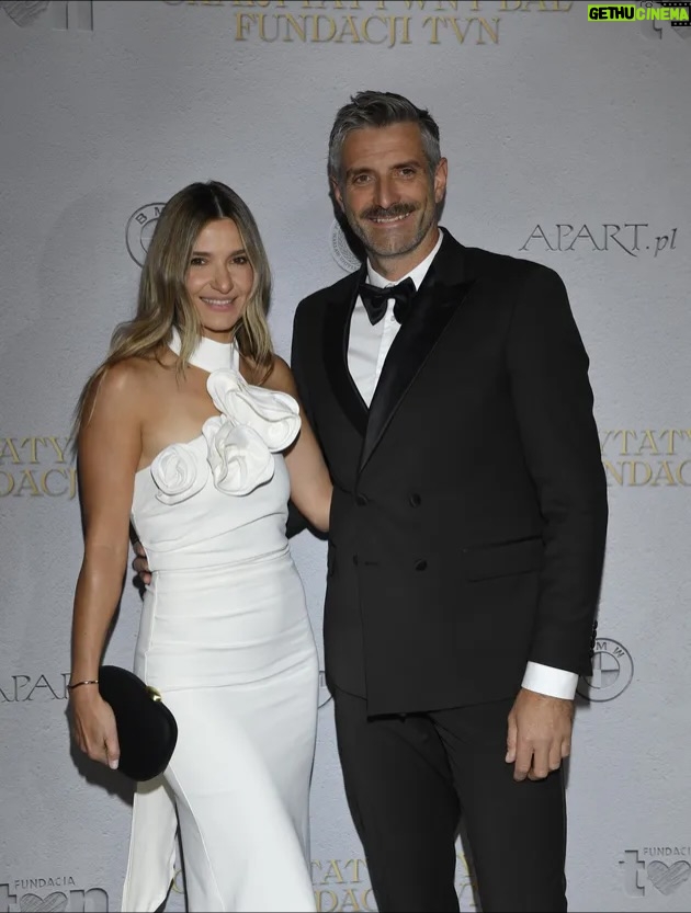 Joanna Koroniewska - 44.8K Likes - To był piękny trzynasty już charytatywny Bal TVN. Jesteśmy zaszczyceni, że kolejny rok możemy z @maciej_dowbor brać w nim udział. 

Jeszcze bardziej dlatego, że na tym Balu wydarzyło się coś dla nas ogromnie ważnego. 🥺
Razem z @kasiakolendazaleska i @pkrupinska  dołożyłyśmy naszą cegiełkę do tego ważnego celu jakim jest walka z kryzysem zdrowia psychicznego dzieci o młodzieży. 🥺 
Na tym NA pewno nie skończymy! 🤍🥺

Fundacja zebrała w tym roku 5 mln 370 złotych! 🤍

Można się pięknie jednoczyć. Mimo różnic, na przekór poglądom, przekonaniom. 
Ja jestem w takich chwilach szczęśliwa i ogromnie zbudowana tym, że z @maciej_dowbor w tym wyjątkowym momencie możemy być RAZEM.🥺🤍

Źródło zdjęć TVN.
A moment wygranej przez nas licytacji uwieczniła kochana @anita_werner_official !🤍
 
Po raz kolejny dziękuję @gosiabryla_makeup 🤍🤍 i @magdajagnicka 🤍🤍 za całokształt! I mój look! 

#baltvn #wimfisette igaświątek