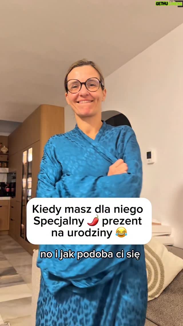 Joanna Koroniewska - 24.3K Likes - No więc od wczoraj zamiast ognistego Don Juana mam w domu lornetkowicza… 🫣 Zgadnijcie co już zdążył podejrzeć przez swój nowy prezent?!🤦‍♀️😂 Miejcie się na baczności Sąsiedzi!!!🤭