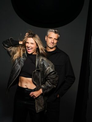 Joanna Koroniewska Instagram - Bez photoshopa. 
Bez poprawek. Piękne światło. Super fotograf. 
@martawojtal dzięki za 15 minutową sesję, która zostanie z nami na zawsze! 
Niestety wbrew panującym opiniom nie mamy zbyt dużo wspólnych zdjęć. 🙏😂📸❤️
Jakoś tak nam z nimi nie po drodze. A Wy? Macie dużo wspólnych ujęć? 
Która fota jest Wasza ulubioną?! Moja chyba 2!! 😂🤦‍♀️
