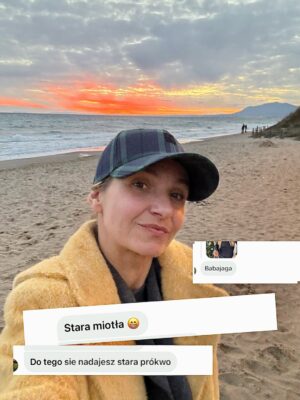 Joanna Koroniewska Instagram - Dlaczego starość, dojrzałość to COŚ złego? 
Dlaczego? Przecież każdego z nas prędzej czy później TO spotka… Ja nie jestem wyjątkiem w tej materii. 
Wyjątkiem nie są też Ci z moim PESELEM , którzy czasami mają mniej zmarszczek. 
Bo wszystkich NAs to kiedyś spotka. 

Jeśli ktoś myśli, że „starość” ma mnie zawstydzić, to nie zna życia.
Nie boję się wieku. Boję się tylko ludzi, którzy nie dorastają, mimo że mijają im lata. 
A starość nie boli. Brak wychowania boli zdecydowanie bardziej.

Dzisiaj rano dostałam od Pana X taką wiadomość. Serce ciut drgnęło. Wyrzuciłam go. Zablokowałam. 
Ale TO siedziało we mnie nadal. Bo jaki TO problem. 
Niby żaden. A jednak…

Niektórzy w wiadomościach próbują NAS zranić.
Ja im ogromnie współczuję – bo to świadczy TYLKO o nich.🙌

Hejt zgłaszam, twarz ukrywam, granice stawiam.
Mam swoje życie, a nie czas na cudze frustracje.
Jeśli ktoś nazywa drugiego człowieka „starym”, „brzydkim” czy „gorszym”, to mówi to wyłącznie o jego własnym lęku.
Ludzie, którzy czują się dobrze ze sobą, nie ranią innych.

Warto wiedzieć: słowa zostają. Nie tylko u tej osoby, którą atakujesz – zostają przede wszystkim w Tobie.

Kiedyś zrozumiesz, że dorosłość to nie wiek w dowodzie, tylko to, jak traktujesz ludzi.
I szczerze życzę Ci dojścia do tego miejsca. 🌿

Kto chce dialogu – zapraszam.
Kto chce obrażać – drzwi są tam ! 👉