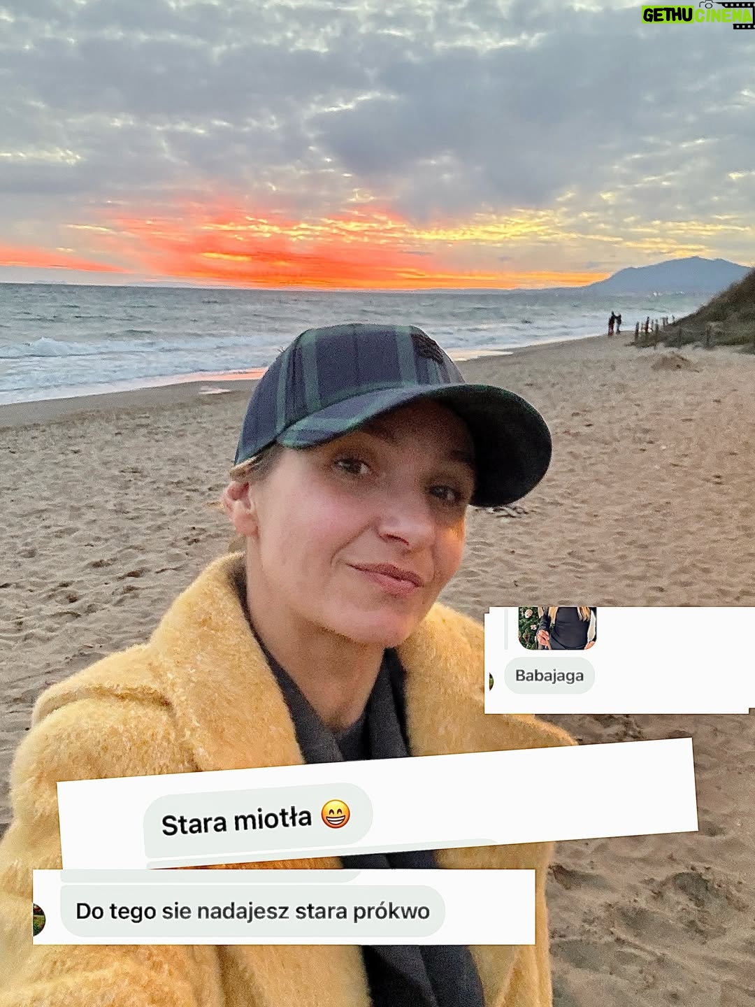 Joanna Koroniewska - 68.6K Likes - Dlaczego starość, dojrzałość to COŚ złego? 
Dlaczego? Przecież każdego z nas prędzej czy później TO spotka… Ja nie jestem wyjątkiem w tej materii. 
Wyjątkiem nie są też Ci z moim PESELEM , którzy czasami mają mniej zmarszczek. 
Bo wszystkich NAs to kiedyś spotka. 

Jeśli ktoś myśli, że „starość” ma mnie zawstydzić, to nie zna życia.
Nie boję się wieku. Boję się tylko ludzi, którzy nie dorastają, mimo że mijają im lata. 
A starość nie boli. Brak wychowania boli zdecydowanie bardziej.

Dzisiaj rano dostałam od Pana X taką wiadomość. Serce ciut drgnęło. Wyrzuciłam go. Zablokowałam. 
Ale TO siedziało we mnie nadal. Bo jaki TO problem. 
Niby żaden. A jednak…

Niektórzy w wiadomościach próbują NAS zranić.
Ja im ogromnie współczuję – bo to świadczy TYLKO o nich.🙌

Hejt zgłaszam, twarz ukrywam, granice stawiam.
Mam swoje życie, a nie czas na cudze frustracje.
Jeśli ktoś nazywa drugiego człowieka „starym”, „brzydkim” czy „gorszym”, to mówi to wyłącznie o jego własnym lęku.
Ludzie, którzy czują się dobrze ze sobą, nie ranią innych.

Warto wiedzieć: słowa zostają. Nie tylko u tej osoby, którą atakujesz – zostają przede wszystkim w Tobie.

Kiedyś zrozumiesz, że dorosłość to nie wiek w dowodzie, tylko to, jak traktujesz ludzi.
I szczerze życzę Ci dojścia do tego miejsca. 🌿

Kto chce dialogu – zapraszam.
Kto chce obrażać – drzwi są tam ! 👉