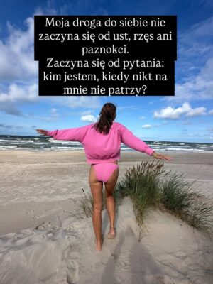 Joanna Moro Instagram - Ostatnio dużo myślę o tym, jak wygląda “kobieca wolność” we współczesnym świecie. Szczególnie , że wychowuje córkę. 
Jak bardzo próbujemy wracać do siebie… a jak często wracamy tylko do nowych oczekiwań, które udają, że są nasze.
Patrzę na kobiece retreaty, kręgi, warsztaty — te wszystkie przestrzenie, które mają nas uwalniać — i widzę, że nawet tam wciąż działa ten sam stary mechanizm: bądź sobą, ale wyglądaj tak, rób tak, jak świat lubi najbardziej.

A ja pytam: kiedy w końcu przestaniemy się mieścić, dopasowywać, poprawiać?
Kiedy zaczniemy naprawdę żyć we własnej skórze, a nie w cudzych wyobrażeniach?

To jest nasz czas.
Czas, żeby zobaczyć siebie naprawdę.
Czas, żeby odrzucić role, które ktoś nam kiedyś napisał.
I w końcu — naprawdę w końcu — uwierzyć, że zasługujemy na szacunek, równość, przestrzeń i docenienie.
Nie za wygląd.
Nie za grzeczność.
Za to, kim jesteśmy.

Z serca.

Polecam lekturę — tak dla otwarcia oczu, dla poruszenia serca i dla odwagi, żeby zobaczyć siebie naprawdę.
@nat_waloch „Bo nie”