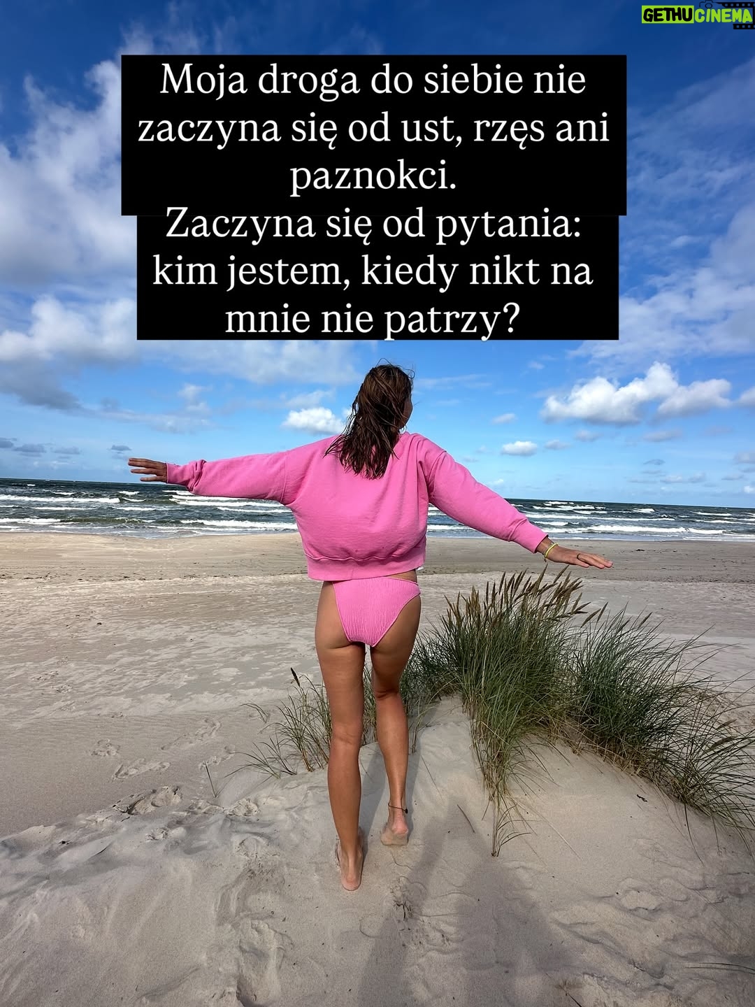 Joanna Moro - 606 Likes - Ostatnio dużo myślę o tym, jak wygląda “kobieca wolność” we współczesnym świecie. Szczególnie , że wychowuje córkę. 
Jak bardzo próbujemy wracać do siebie… a jak często wracamy tylko do nowych oczekiwań, które udają, że są nasze.
Patrzę na kobiece retreaty, kręgi, warsztaty — te wszystkie przestrzenie, które mają nas uwalniać — i widzę, że nawet tam wciąż działa ten sam stary mechanizm: bądź sobą, ale wyglądaj tak, rób tak, jak świat lubi najbardziej.

A ja pytam: kiedy w końcu przestaniemy się mieścić, dopasowywać, poprawiać?
Kiedy zaczniemy naprawdę żyć we własnej skórze, a nie w cudzych wyobrażeniach?

To jest nasz czas.
Czas, żeby zobaczyć siebie naprawdę.
Czas, żeby odrzucić role, które ktoś nam kiedyś napisał.
I w końcu — naprawdę w końcu — uwierzyć, że zasługujemy na szacunek, równość, przestrzeń i docenienie.
Nie za wygląd.
Nie za grzeczność.
Za to, kim jesteśmy.

Z serca.

Polecam lekturę — tak dla otwarcia oczu, dla poruszenia serca i dla odwagi, żeby zobaczyć siebie naprawdę.
@nat_waloch „Bo nie”