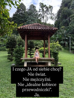 Joanna Moro Instagram - Ostatnio dużo myślę o tym, jak wygląda “kobieca wolność” we współczesnym świecie. Szczególnie , że wychowuje córkę. 
Jak bardzo próbujemy wracać do siebie… a jak często wracamy tylko do nowych oczekiwań, które udają, że są nasze.
Patrzę na kobiece retreaty, kręgi, warsztaty — te wszystkie przestrzenie, które mają nas uwalniać — i widzę, że nawet tam wciąż działa ten sam stary mechanizm: bądź sobą, ale wyglądaj tak, rób tak, jak świat lubi najbardziej.

A ja pytam: kiedy w końcu przestaniemy się mieścić, dopasowywać, poprawiać?
Kiedy zaczniemy naprawdę żyć we własnej skórze, a nie w cudzych wyobrażeniach?

To jest nasz czas.
Czas, żeby zobaczyć siebie naprawdę.
Czas, żeby odrzucić role, które ktoś nam kiedyś napisał.
I w końcu — naprawdę w końcu — uwierzyć, że zasługujemy na szacunek, równość, przestrzeń i docenienie.
Nie za wygląd.
Nie za grzeczność.
Za to, kim jesteśmy.

Z serca.

Polecam lekturę — tak dla otwarcia oczu, dla poruszenia serca i dla odwagi, żeby zobaczyć siebie naprawdę.
@nat_waloch „Bo nie”