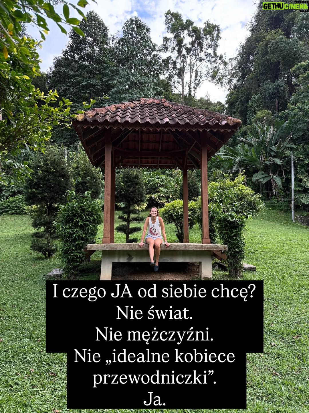 Joanna Moro - 606 Likes - Ostatnio dużo myślę o tym, jak wygląda “kobieca wolność” we współczesnym świecie. Szczególnie , że wychowuje córkę. 
Jak bardzo próbujemy wracać do siebie… a jak często wracamy tylko do nowych oczekiwań, które udają, że są nasze.
Patrzę na kobiece retreaty, kręgi, warsztaty — te wszystkie przestrzenie, które mają nas uwalniać — i widzę, że nawet tam wciąż działa ten sam stary mechanizm: bądź sobą, ale wyglądaj tak, rób tak, jak świat lubi najbardziej.

A ja pytam: kiedy w końcu przestaniemy się mieścić, dopasowywać, poprawiać?
Kiedy zaczniemy naprawdę żyć we własnej skórze, a nie w cudzych wyobrażeniach?

To jest nasz czas.
Czas, żeby zobaczyć siebie naprawdę.
Czas, żeby odrzucić role, które ktoś nam kiedyś napisał.
I w końcu — naprawdę w końcu — uwierzyć, że zasługujemy na szacunek, równość, przestrzeń i docenienie.
Nie za wygląd.
Nie za grzeczność.
Za to, kim jesteśmy.

Z serca.

Polecam lekturę — tak dla otwarcia oczu, dla poruszenia serca i dla odwagi, żeby zobaczyć siebie naprawdę.
@nat_waloch „Bo nie”