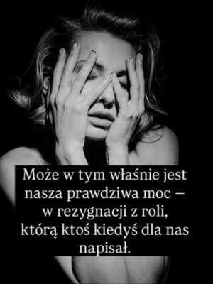 Joanna Moro Instagram - Ostatnio dużo myślę o tym, jak wygląda “kobieca wolność” we współczesnym świecie. Szczególnie , że wychowuje córkę. 
Jak bardzo próbujemy wracać do siebie… a jak często wracamy tylko do nowych oczekiwań, które udają, że są nasze.
Patrzę na kobiece retreaty, kręgi, warsztaty — te wszystkie przestrzenie, które mają nas uwalniać — i widzę, że nawet tam wciąż działa ten sam stary mechanizm: bądź sobą, ale wyglądaj tak, rób tak, jak świat lubi najbardziej.

A ja pytam: kiedy w końcu przestaniemy się mieścić, dopasowywać, poprawiać?
Kiedy zaczniemy naprawdę żyć we własnej skórze, a nie w cudzych wyobrażeniach?

To jest nasz czas.
Czas, żeby zobaczyć siebie naprawdę.
Czas, żeby odrzucić role, które ktoś nam kiedyś napisał.
I w końcu — naprawdę w końcu — uwierzyć, że zasługujemy na szacunek, równość, przestrzeń i docenienie.
Nie za wygląd.
Nie za grzeczność.
Za to, kim jesteśmy.

Z serca.

Polecam lekturę — tak dla otwarcia oczu, dla poruszenia serca i dla odwagi, żeby zobaczyć siebie naprawdę.
@nat_waloch „Bo nie”