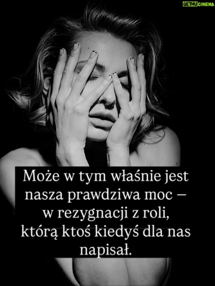 Joanna Moro - 606 Likes - Ostatnio dużo myślę o tym, jak wygląda “kobieca wolność” we współczesnym świecie. Szczególnie , że wychowuje córkę. 
Jak bardzo próbujemy wracać do siebie… a jak często wracamy tylko do nowych oczekiwań, które udają, że są nasze.
Patrzę na kobiece retreaty, kręgi, warsztaty — te wszystkie przestrzenie, które mają nas uwalniać — i widzę, że nawet tam wciąż działa ten sam stary mechanizm: bądź sobą, ale wyglądaj tak, rób tak, jak świat lubi najbardziej.

A ja pytam: kiedy w końcu przestaniemy się mieścić, dopasowywać, poprawiać?
Kiedy zaczniemy naprawdę żyć we własnej skórze, a nie w cudzych wyobrażeniach?

To jest nasz czas.
Czas, żeby zobaczyć siebie naprawdę.
Czas, żeby odrzucić role, które ktoś nam kiedyś napisał.
I w końcu — naprawdę w końcu — uwierzyć, że zasługujemy na szacunek, równość, przestrzeń i docenienie.
Nie za wygląd.
Nie za grzeczność.
Za to, kim jesteśmy.

Z serca.

Polecam lekturę — tak dla otwarcia oczu, dla poruszenia serca i dla odwagi, żeby zobaczyć siebie naprawdę.
@nat_waloch „Bo nie”