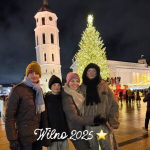 Joanna Moro Instagram - Odłożyłam telefon na święta.
I było mi dobrze.

Spałam, ładując w pokoju obok, nie w swoim — jaka to była ulga.
Cisza. Prawdziwy sen. Prawdziwe bycie.

Święta są bardzo potrzebne.
Każdy może pobyć w swojej bańce, w swoim świecie — tym prawdziwym, własnym.

Dla mnie to przede wszystkim wspólny czas z rodziną.
A w Wilnie mam ją bardzo dużą. 🤍

Spacery — po przepięknie, gustownie przystrojonej starówce
i po czystym lesie.
Kąpiel w rzece — zimą jeszcze bardziej intensywna, oczyszczająca.

Książki.
Dobre, wartościowe jedzenie — najlepsze, bo domowe.
Z warzyw z ogródka, z wiejskich gospodarstw.

Święta mają głębszy sens.
To czas zadumy i refleksji.
Najbardziej uroczyste, najbardziej rodzinne święto.

Życzę Wam, żebyście w te dni znaleźli chwilę tylko dla siebie.
Na oddech. Na ciszę. Na prawdziwe bycie razem. 🤍