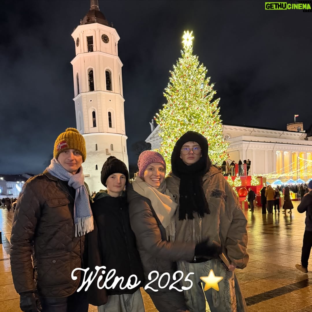 Joanna Moro - 753 Likes - Odłożyłam telefon na święta.
I było mi dobrze.

Spałam, ładując w pokoju obok, nie w swoim — jaka to była ulga.
Cisza. Prawdziwy sen. Prawdziwe bycie.

Święta są bardzo potrzebne.
Każdy może pobyć w swojej bańce, w swoim świecie — tym prawdziwym, własnym.

Dla mnie to przede wszystkim wspólny czas z rodziną.
A w Wilnie mam ją bardzo dużą. 🤍

Spacery — po przepięknie, gustownie przystrojonej starówce
i po czystym lesie.
Kąpiel w rzece — zimą jeszcze bardziej intensywna, oczyszczająca.

Książki.
Dobre, wartościowe jedzenie — najlepsze, bo domowe.
Z warzyw z ogródka, z wiejskich gospodarstw.

Święta mają głębszy sens.
To czas zadumy i refleksji.
Najbardziej uroczyste, najbardziej rodzinne święto.

Życzę Wam, żebyście w te dni znaleźli chwilę tylko dla siebie.
Na oddech. Na ciszę. Na prawdziwe bycie razem. 🤍