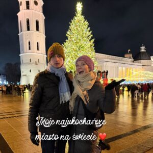 Joanna Moro Instagram - Odłożyłam telefon na święta.
I było mi dobrze.

Spałam, ładując w pokoju obok, nie w swoim — jaka to była ulga.
Cisza. Prawdziwy sen. Prawdziwe bycie.

Święta są bardzo potrzebne.
Każdy może pobyć w swojej bańce, w swoim świecie — tym prawdziwym, własnym.

Dla mnie to przede wszystkim wspólny czas z rodziną.
A w Wilnie mam ją bardzo dużą. 🤍

Spacery — po przepięknie, gustownie przystrojonej starówce
i po czystym lesie.
Kąpiel w rzece — zimą jeszcze bardziej intensywna, oczyszczająca.

Książki.
Dobre, wartościowe jedzenie — najlepsze, bo domowe.
Z warzyw z ogródka, z wiejskich gospodarstw.

Święta mają głębszy sens.
To czas zadumy i refleksji.
Najbardziej uroczyste, najbardziej rodzinne święto.

Życzę Wam, żebyście w te dni znaleźli chwilę tylko dla siebie.
Na oddech. Na ciszę. Na prawdziwe bycie razem. 🤍
