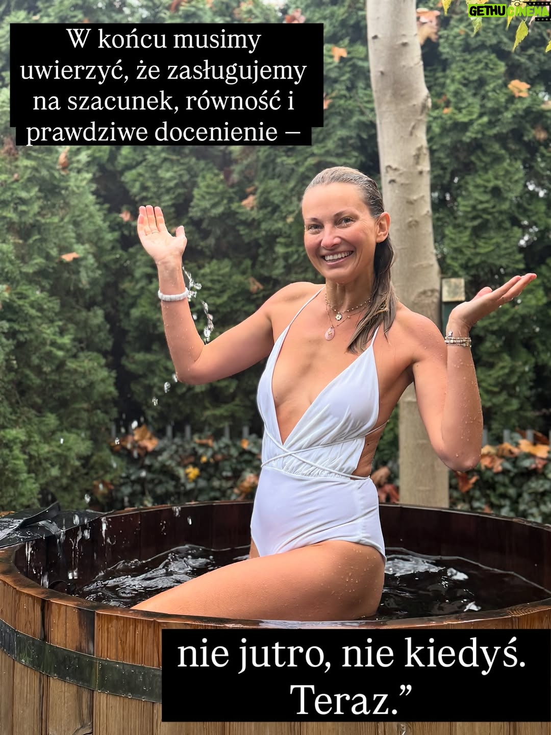 Joanna Moro - 606 Likes - Ostatnio dużo myślę o tym, jak wygląda “kobieca wolność” we współczesnym świecie. Szczególnie , że wychowuje córkę. 
Jak bardzo próbujemy wracać do siebie… a jak często wracamy tylko do nowych oczekiwań, które udają, że są nasze.
Patrzę na kobiece retreaty, kręgi, warsztaty — te wszystkie przestrzenie, które mają nas uwalniać — i widzę, że nawet tam wciąż działa ten sam stary mechanizm: bądź sobą, ale wyglądaj tak, rób tak, jak świat lubi najbardziej.

A ja pytam: kiedy w końcu przestaniemy się mieścić, dopasowywać, poprawiać?
Kiedy zaczniemy naprawdę żyć we własnej skórze, a nie w cudzych wyobrażeniach?

To jest nasz czas.
Czas, żeby zobaczyć siebie naprawdę.
Czas, żeby odrzucić role, które ktoś nam kiedyś napisał.
I w końcu — naprawdę w końcu — uwierzyć, że zasługujemy na szacunek, równość, przestrzeń i docenienie.
Nie za wygląd.
Nie za grzeczność.
Za to, kim jesteśmy.

Z serca.

Polecam lekturę — tak dla otwarcia oczu, dla poruszenia serca i dla odwagi, żeby zobaczyć siebie naprawdę.
@nat_waloch „Bo nie”