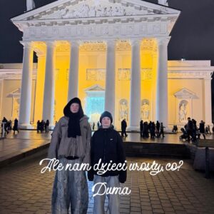 Joanna Moro Instagram - Odłożyłam telefon na święta.
I było mi dobrze.

Spałam, ładując w pokoju obok, nie w swoim — jaka to była ulga.
Cisza. Prawdziwy sen. Prawdziwe bycie.

Święta są bardzo potrzebne.
Każdy może pobyć w swojej bańce, w swoim świecie — tym prawdziwym, własnym.

Dla mnie to przede wszystkim wspólny czas z rodziną.
A w Wilnie mam ją bardzo dużą. 🤍

Spacery — po przepięknie, gustownie przystrojonej starówce
i po czystym lesie.
Kąpiel w rzece — zimą jeszcze bardziej intensywna, oczyszczająca.

Książki.
Dobre, wartościowe jedzenie — najlepsze, bo domowe.
Z warzyw z ogródka, z wiejskich gospodarstw.

Święta mają głębszy sens.
To czas zadumy i refleksji.
Najbardziej uroczyste, najbardziej rodzinne święto.

Życzę Wam, żebyście w te dni znaleźli chwilę tylko dla siebie.
Na oddech. Na ciszę. Na prawdziwe bycie razem. 🤍