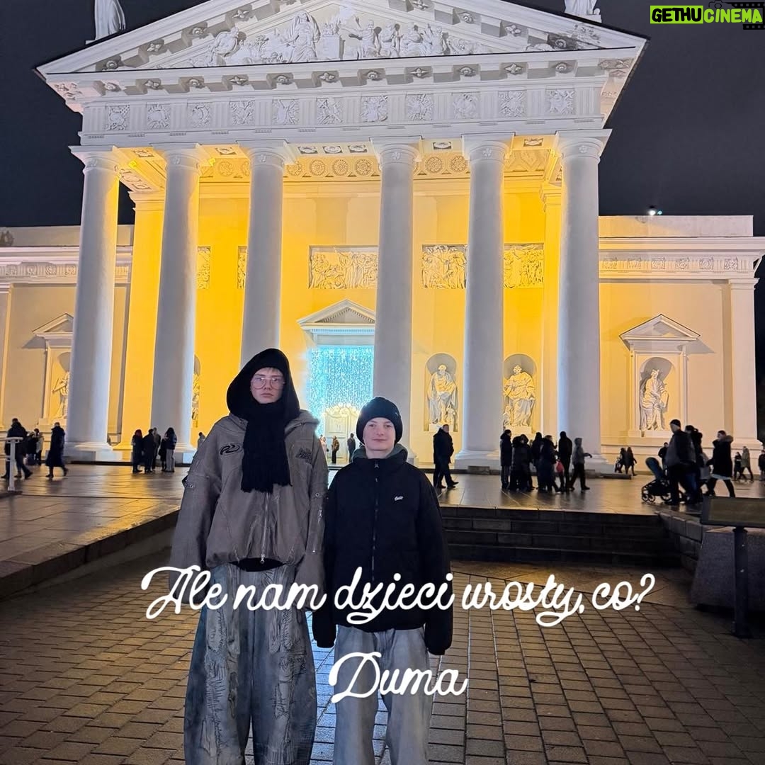 Joanna Moro - 753 Likes - Odłożyłam telefon na święta.
I było mi dobrze.

Spałam, ładując w pokoju obok, nie w swoim — jaka to była ulga.
Cisza. Prawdziwy sen. Prawdziwe bycie.

Święta są bardzo potrzebne.
Każdy może pobyć w swojej bańce, w swoim świecie — tym prawdziwym, własnym.

Dla mnie to przede wszystkim wspólny czas z rodziną.
A w Wilnie mam ją bardzo dużą. 🤍

Spacery — po przepięknie, gustownie przystrojonej starówce
i po czystym lesie.
Kąpiel w rzece — zimą jeszcze bardziej intensywna, oczyszczająca.

Książki.
Dobre, wartościowe jedzenie — najlepsze, bo domowe.
Z warzyw z ogródka, z wiejskich gospodarstw.

Święta mają głębszy sens.
To czas zadumy i refleksji.
Najbardziej uroczyste, najbardziej rodzinne święto.

Życzę Wam, żebyście w te dni znaleźli chwilę tylko dla siebie.
Na oddech. Na ciszę. Na prawdziwe bycie razem. 🤍