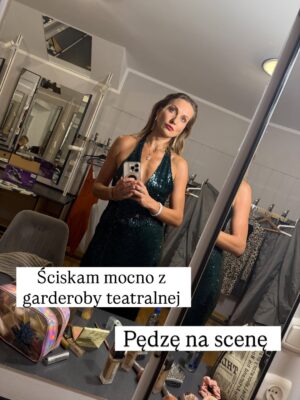 Joanna Moro Instagram - Ostatnio dużo myślę o tym, jak wygląda “kobieca wolność” we współczesnym świecie. Szczególnie , że wychowuje córkę. 
Jak bardzo próbujemy wracać do siebie… a jak często wracamy tylko do nowych oczekiwań, które udają, że są nasze.
Patrzę na kobiece retreaty, kręgi, warsztaty — te wszystkie przestrzenie, które mają nas uwalniać — i widzę, że nawet tam wciąż działa ten sam stary mechanizm: bądź sobą, ale wyglądaj tak, rób tak, jak świat lubi najbardziej.

A ja pytam: kiedy w końcu przestaniemy się mieścić, dopasowywać, poprawiać?
Kiedy zaczniemy naprawdę żyć we własnej skórze, a nie w cudzych wyobrażeniach?

To jest nasz czas.
Czas, żeby zobaczyć siebie naprawdę.
Czas, żeby odrzucić role, które ktoś nam kiedyś napisał.
I w końcu — naprawdę w końcu — uwierzyć, że zasługujemy na szacunek, równość, przestrzeń i docenienie.
Nie za wygląd.
Nie za grzeczność.
Za to, kim jesteśmy.

Z serca.

Polecam lekturę — tak dla otwarcia oczu, dla poruszenia serca i dla odwagi, żeby zobaczyć siebie naprawdę.
@nat_waloch „Bo nie”