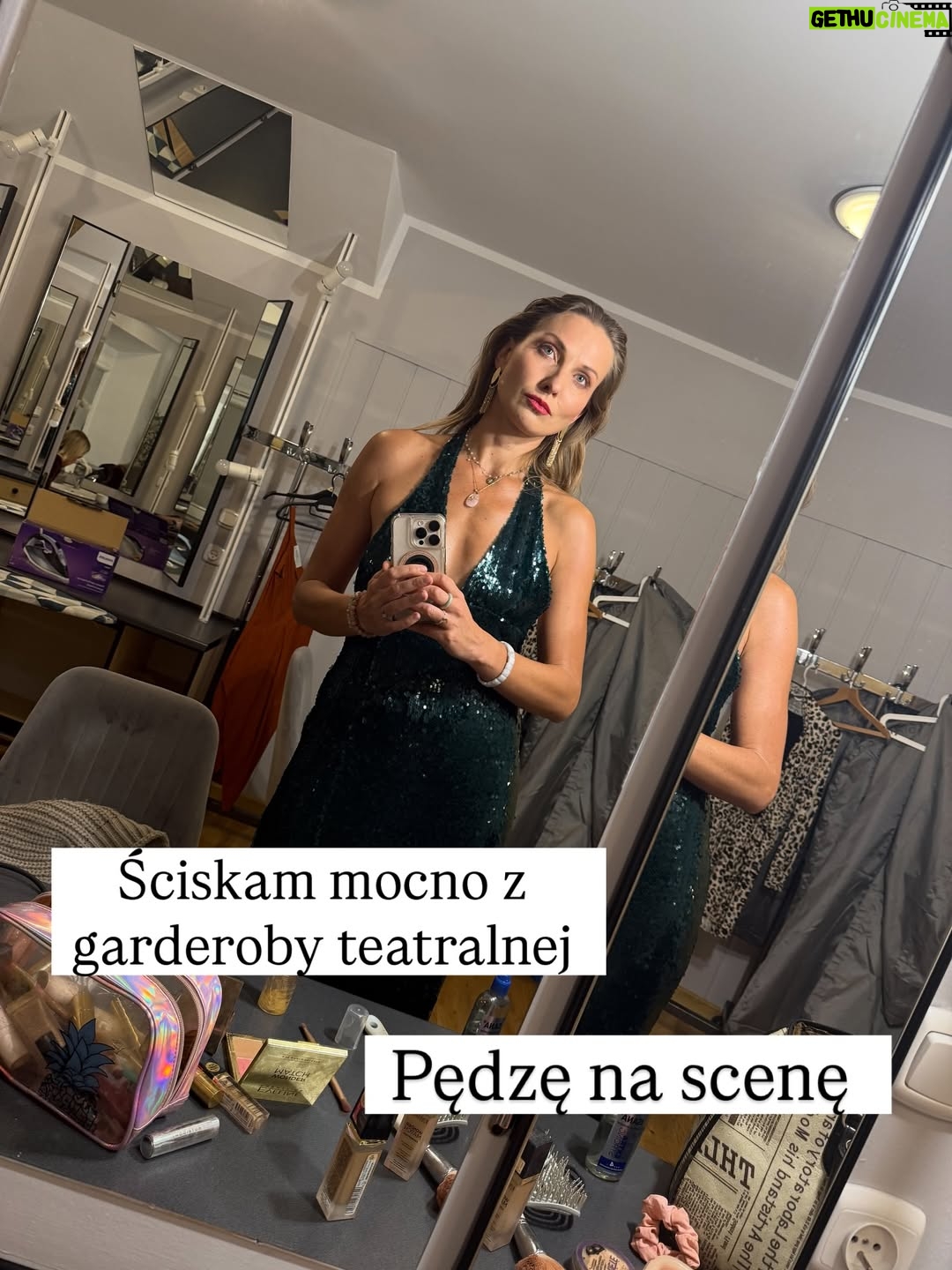 Joanna Moro - 606 Likes - Ostatnio dużo myślę o tym, jak wygląda “kobieca wolność” we współczesnym świecie. Szczególnie , że wychowuje córkę. 
Jak bardzo próbujemy wracać do siebie… a jak często wracamy tylko do nowych oczekiwań, które udają, że są nasze.
Patrzę na kobiece retreaty, kręgi, warsztaty — te wszystkie przestrzenie, które mają nas uwalniać — i widzę, że nawet tam wciąż działa ten sam stary mechanizm: bądź sobą, ale wyglądaj tak, rób tak, jak świat lubi najbardziej.

A ja pytam: kiedy w końcu przestaniemy się mieścić, dopasowywać, poprawiać?
Kiedy zaczniemy naprawdę żyć we własnej skórze, a nie w cudzych wyobrażeniach?

To jest nasz czas.
Czas, żeby zobaczyć siebie naprawdę.
Czas, żeby odrzucić role, które ktoś nam kiedyś napisał.
I w końcu — naprawdę w końcu — uwierzyć, że zasługujemy na szacunek, równość, przestrzeń i docenienie.
Nie za wygląd.
Nie za grzeczność.
Za to, kim jesteśmy.

Z serca.

Polecam lekturę — tak dla otwarcia oczu, dla poruszenia serca i dla odwagi, żeby zobaczyć siebie naprawdę.
@nat_waloch „Bo nie”