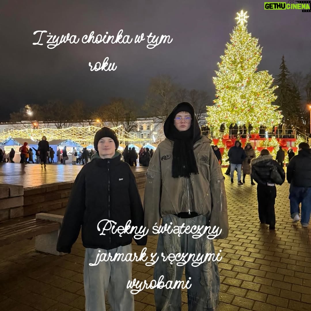 Joanna Moro - 753 Likes - Odłożyłam telefon na święta.
I było mi dobrze.

Spałam, ładując w pokoju obok, nie w swoim — jaka to była ulga.
Cisza. Prawdziwy sen. Prawdziwe bycie.

Święta są bardzo potrzebne.
Każdy może pobyć w swojej bańce, w swoim świecie — tym prawdziwym, własnym.

Dla mnie to przede wszystkim wspólny czas z rodziną.
A w Wilnie mam ją bardzo dużą. 🤍

Spacery — po przepięknie, gustownie przystrojonej starówce
i po czystym lesie.
Kąpiel w rzece — zimą jeszcze bardziej intensywna, oczyszczająca.

Książki.
Dobre, wartościowe jedzenie — najlepsze, bo domowe.
Z warzyw z ogródka, z wiejskich gospodarstw.

Święta mają głębszy sens.
To czas zadumy i refleksji.
Najbardziej uroczyste, najbardziej rodzinne święto.

Życzę Wam, żebyście w te dni znaleźli chwilę tylko dla siebie.
Na oddech. Na ciszę. Na prawdziwe bycie razem. 🤍