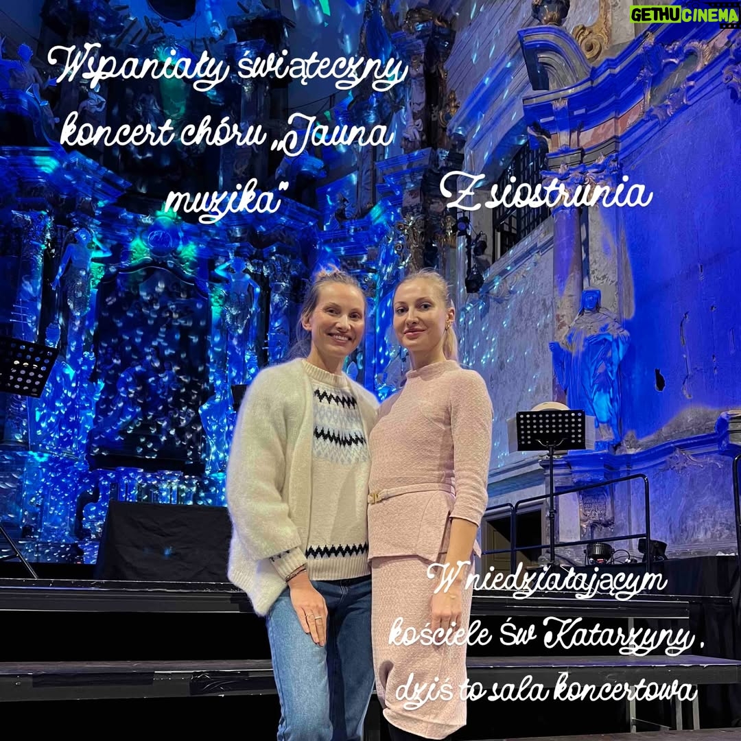 Joanna Moro - 753 Likes - Odłożyłam telefon na święta.
I było mi dobrze.

Spałam, ładując w pokoju obok, nie w swoim — jaka to była ulga.
Cisza. Prawdziwy sen. Prawdziwe bycie.

Święta są bardzo potrzebne.
Każdy może pobyć w swojej bańce, w swoim świecie — tym prawdziwym, własnym.

Dla mnie to przede wszystkim wspólny czas z rodziną.
A w Wilnie mam ją bardzo dużą. 🤍

Spacery — po przepięknie, gustownie przystrojonej starówce
i po czystym lesie.
Kąpiel w rzece — zimą jeszcze bardziej intensywna, oczyszczająca.

Książki.
Dobre, wartościowe jedzenie — najlepsze, bo domowe.
Z warzyw z ogródka, z wiejskich gospodarstw.

Święta mają głębszy sens.
To czas zadumy i refleksji.
Najbardziej uroczyste, najbardziej rodzinne święto.

Życzę Wam, żebyście w te dni znaleźli chwilę tylko dla siebie.
Na oddech. Na ciszę. Na prawdziwe bycie razem. 🤍