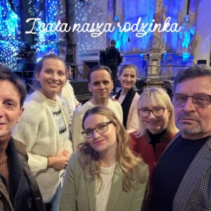 Joanna Moro Instagram - Odłożyłam telefon na święta.
I było mi dobrze.

Spałam, ładując w pokoju obok, nie w swoim — jaka to była ulga.
Cisza. Prawdziwy sen. Prawdziwe bycie.

Święta są bardzo potrzebne.
Każdy może pobyć w swojej bańce, w swoim świecie — tym prawdziwym, własnym.

Dla mnie to przede wszystkim wspólny czas z rodziną.
A w Wilnie mam ją bardzo dużą. 🤍

Spacery — po przepięknie, gustownie przystrojonej starówce
i po czystym lesie.
Kąpiel w rzece — zimą jeszcze bardziej intensywna, oczyszczająca.

Książki.
Dobre, wartościowe jedzenie — najlepsze, bo domowe.
Z warzyw z ogródka, z wiejskich gospodarstw.

Święta mają głębszy sens.
To czas zadumy i refleksji.
Najbardziej uroczyste, najbardziej rodzinne święto.

Życzę Wam, żebyście w te dni znaleźli chwilę tylko dla siebie.
Na oddech. Na ciszę. Na prawdziwe bycie razem. 🤍